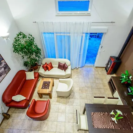 Mount Vista Villa *