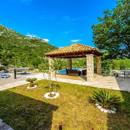 Mount Vista Villa *